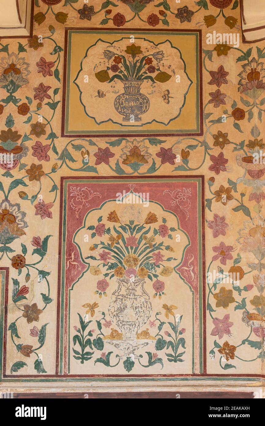 Dekoratives Design und Blumenbilder an der Wand von Amber Palace, Jaipur, Rajasthan, Indien. Stockfoto