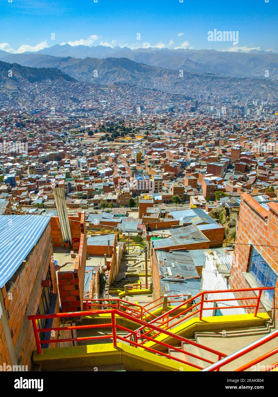 Slum Häuser in steilen von La Paz, Bolivien gebaut. Stockfoto