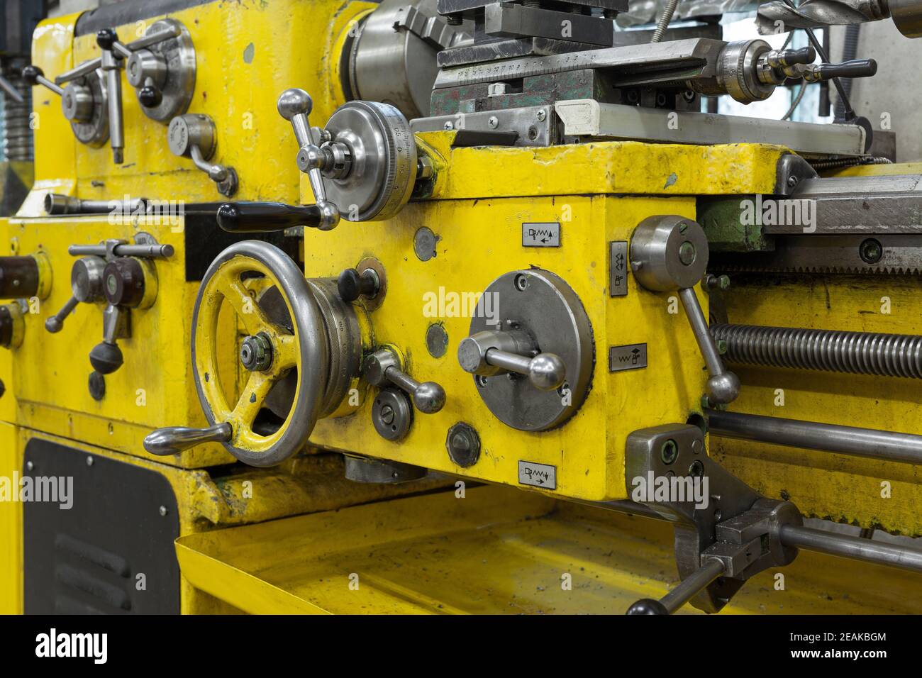 Alte gelbe Drehmaschine mit vielen Griffen. Stockfoto