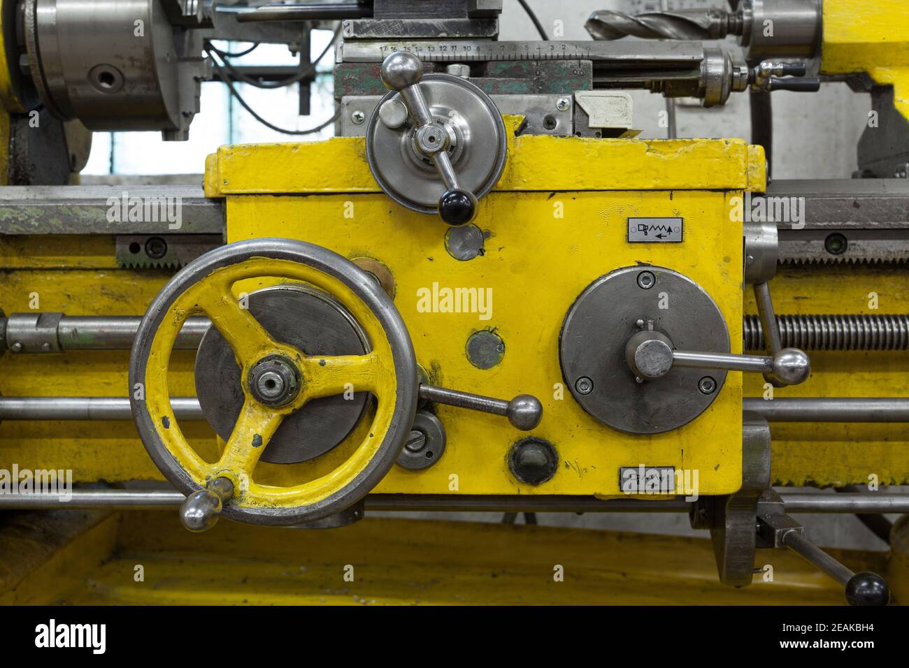 Alte gelbe Drehmaschine mit vielen Griffen. Stockfoto