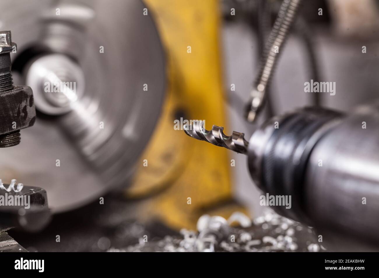 Alte gelbe Drehmaschine mit vielen Griffen. Stockfoto