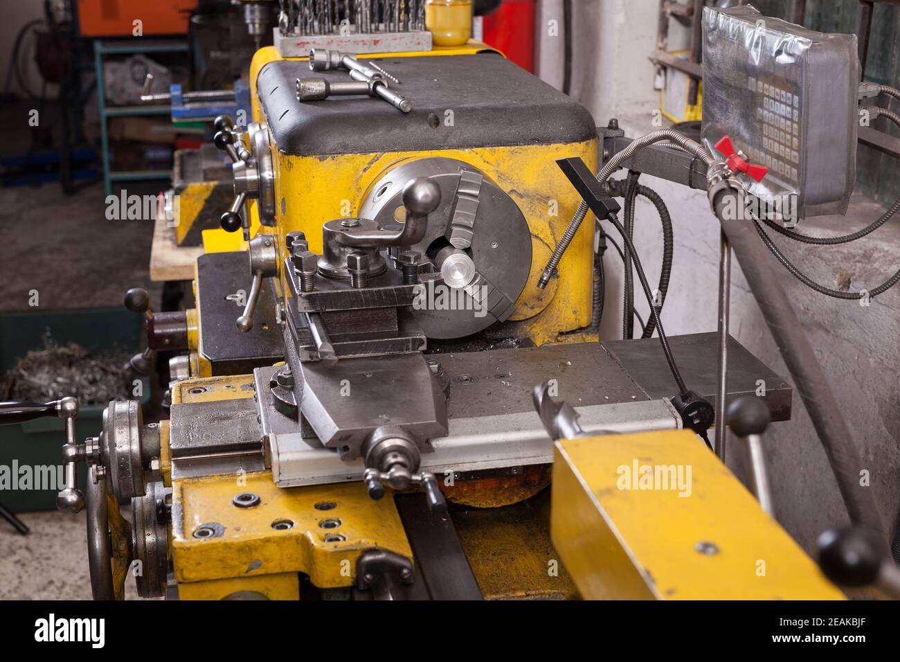 Alte gelbe Drehmaschine mit vielen Griffen. Stockfoto