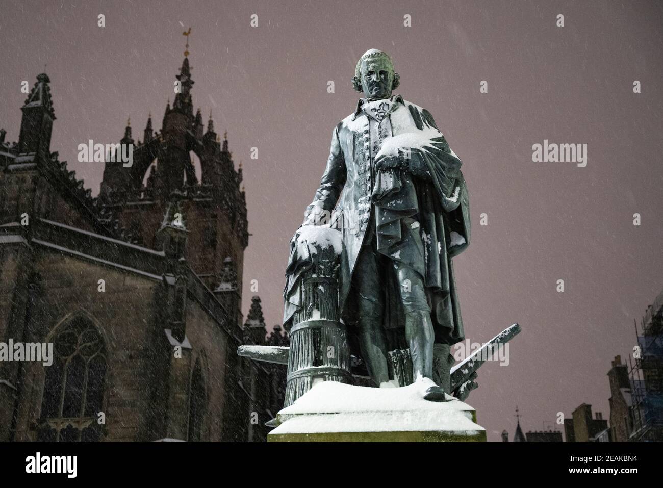 Edinburgh, Schottland, Großbritannien. Februar 2021, 10. Große Frost in Großbritannien mit schweren Nacht-und Morgenschnee in der Stadt weiter. Bild; Statue von Adam Smith bedeckt mit Schnee auf der Royal Mile. Iain Masterton/Alamy Live Nachrichten Stockfoto