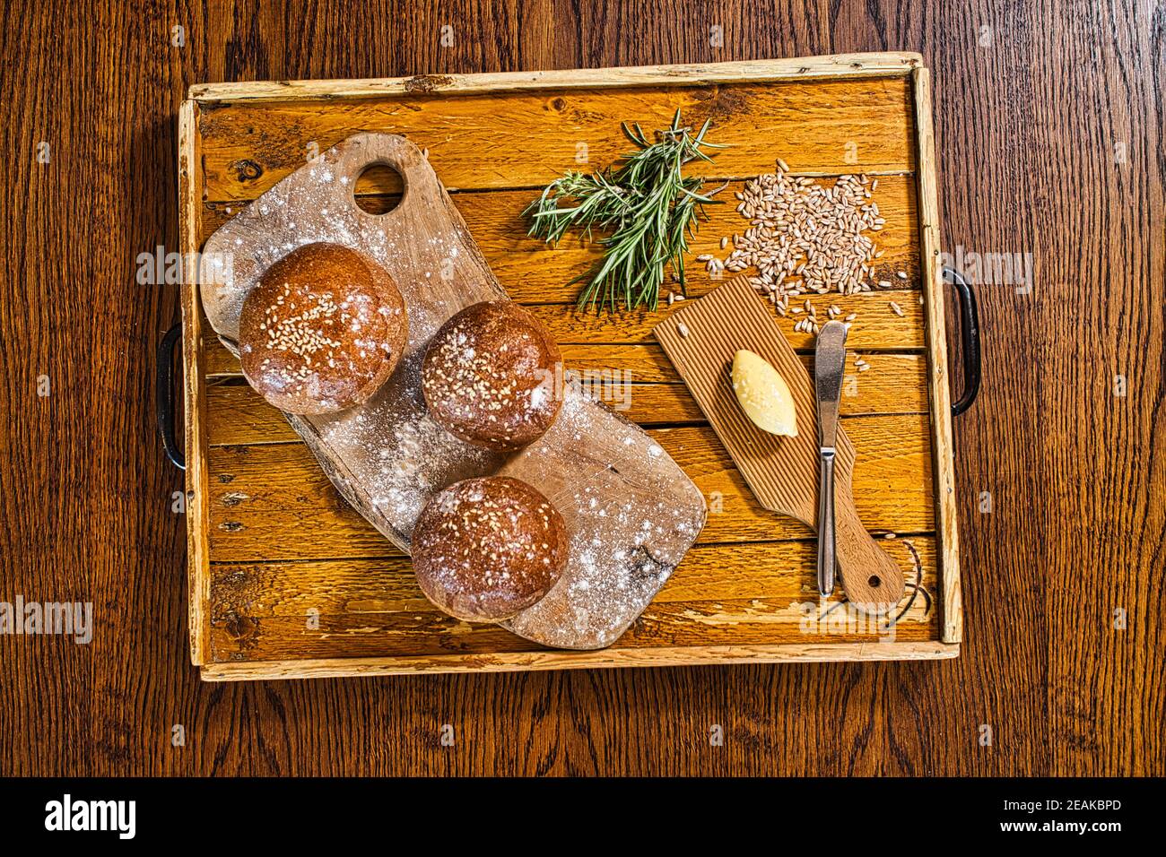 GROSSBRITANNIEN / England / frisch gebackene Brötchen aus Roggen und Weizen hausgemacht/ handwerkliches Brot machen. Stockfoto