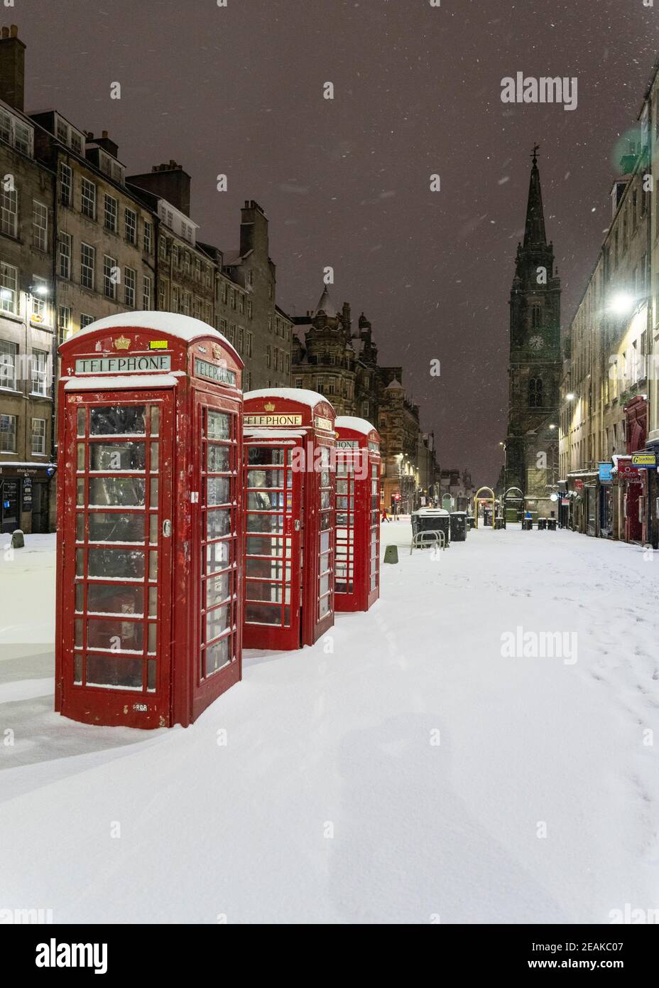 Edinburgh, Schottland, Großbritannien. Februar 2021, 10. Große Frost in Großbritannien mit schweren Nacht-und Morgenschnee in der Stadt weiter. Bild: Drei Telefonzellen auf einer leeren Royal Mile im frühen Morgenschnee. Iain Masterton/Alamy Live Nachrichten Stockfoto