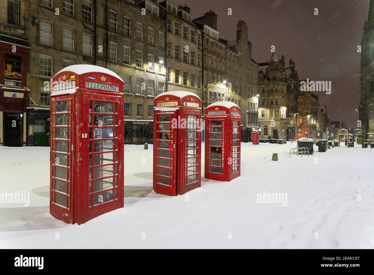 Edinburgh, Schottland, Großbritannien. Februar 2021, 10. Große Frost in Großbritannien mit schweren Nacht-und Morgenschnee in der Stadt weiter. Bild: Drei Telefonzellen auf einer leeren Royal Mile im frühen Morgenschnee. Iain Masterton/Alamy Live Nachrichten Stockfoto