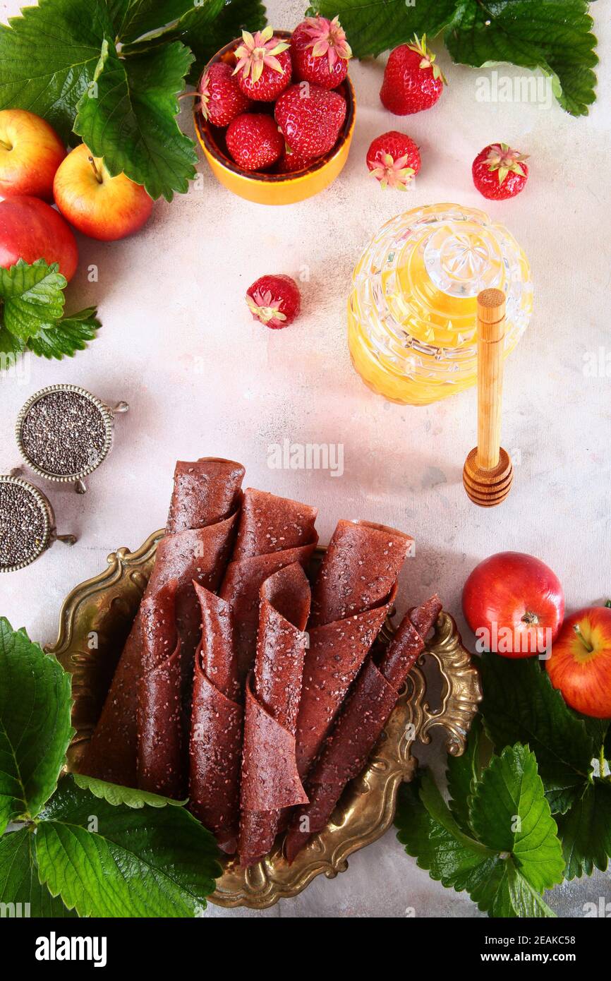 Beerenmarmelibe mit Erdbeeren und Chiasamen auf weißem Hintergrund. Honig und Chiasamen auf hellem Hintergrund. Honigstock. Gesunde Ernährung. Stockfoto