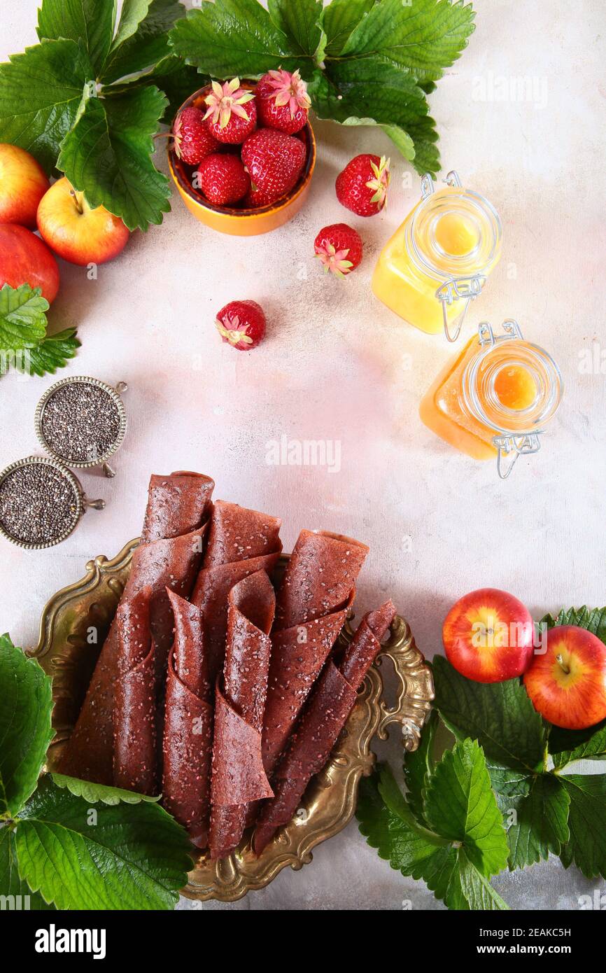 Beerenmarmelibe mit Erdbeeren und Chiasamen auf weißem Hintergrund. Honig und Chiasamen auf hellem Hintergrund. Gesunde Ernährung. Stockfoto