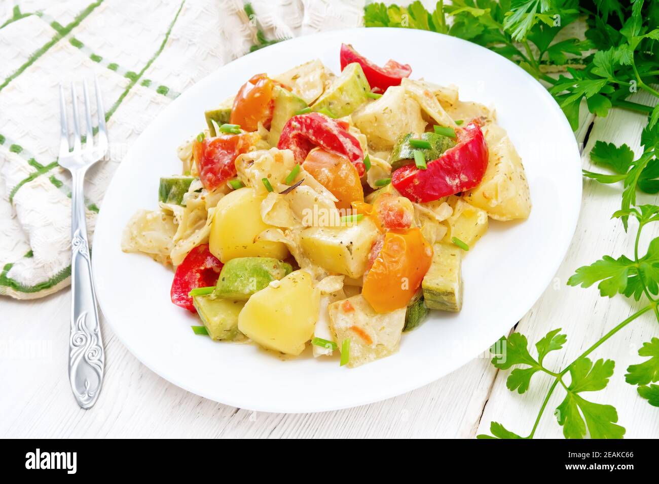 Ragout Gemüse mit Zucchini auf Holzbrett Stockfoto