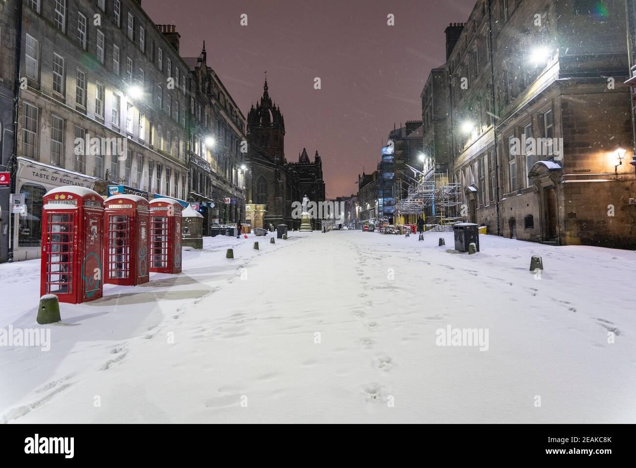 Edinburgh, Schottland, Großbritannien. Februar 2021, 10. Große Frost in Großbritannien mit schweren Nacht-und Morgenschnee in der Stadt weiter. Pic; eine leere Royal Mile im frühen Morgenschnee. Iain Masterton/Alamy Live Nachrichten Stockfoto