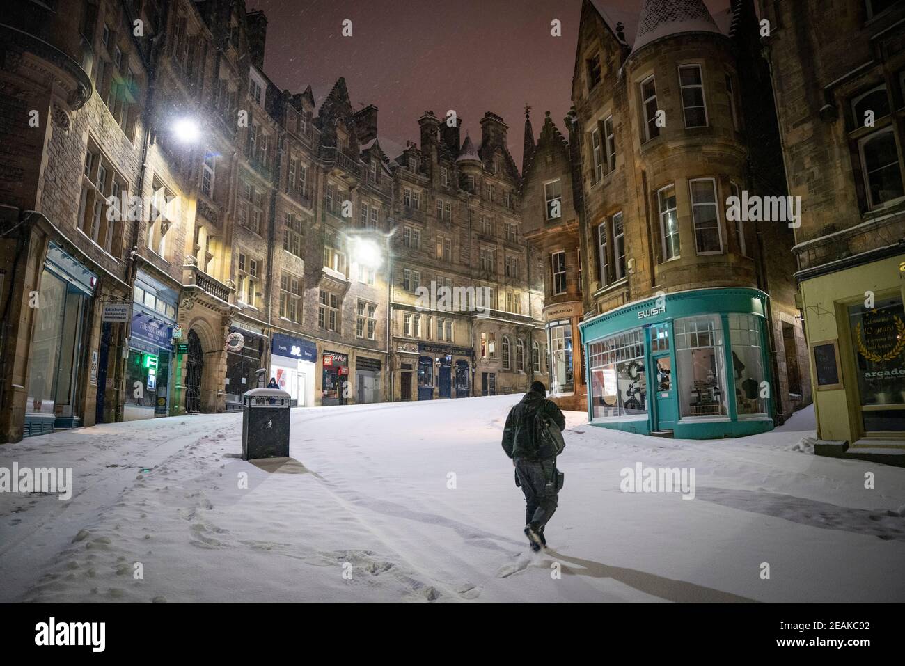 Edinburgh, Schottland, Großbritannien. Februar 2021, 10. Große Frost in Großbritannien mit schweren Nacht-und Morgenschnee in der Stadt weiter. Bild; .Blick auf die Cockburn Street im Schnee. Iain Masterton/Alamy Live Nachrichten Stockfoto