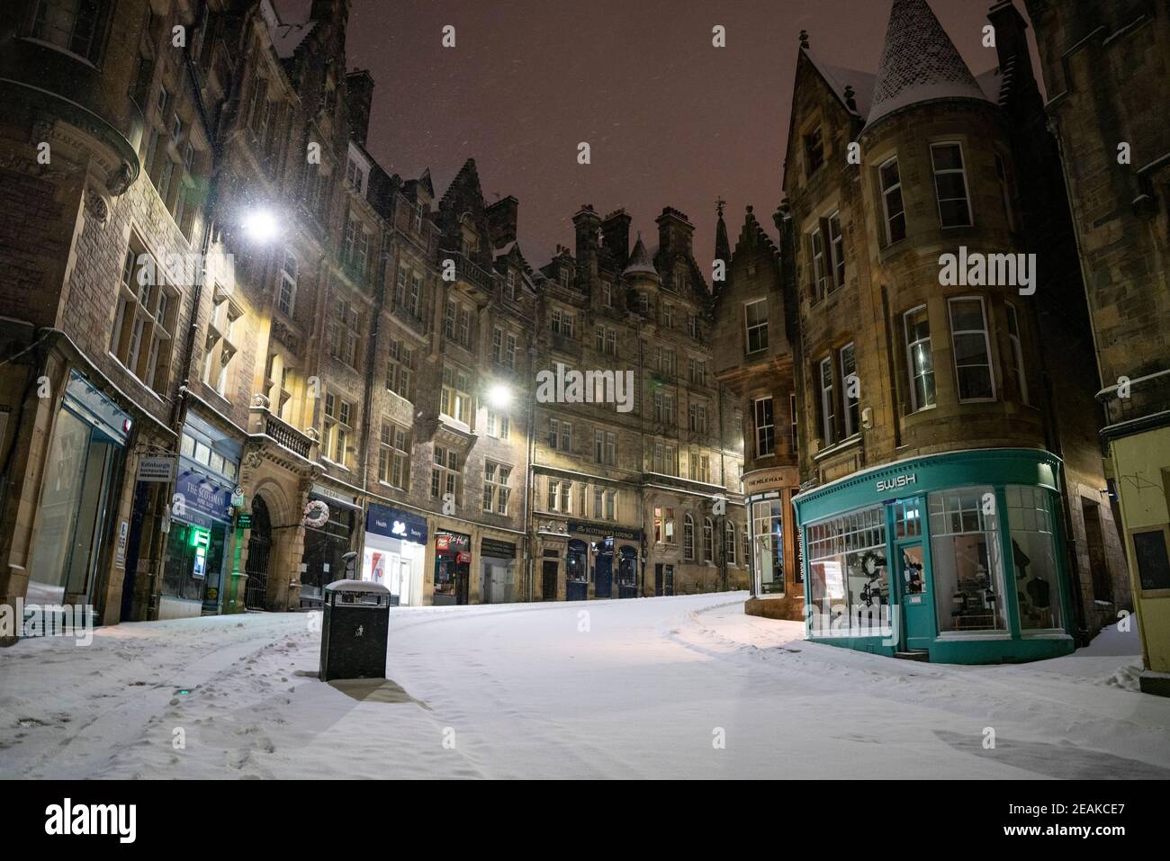 Edinburgh, Schottland, Großbritannien. Februar 2021, 10. Große Frost in Großbritannien mit schweren Nacht-und Morgenschnee in der Stadt weiter. Bild; .Blick auf die Cockburn Street im Schnee. Iain Masterton/Alamy Live Nachrichten Stockfoto