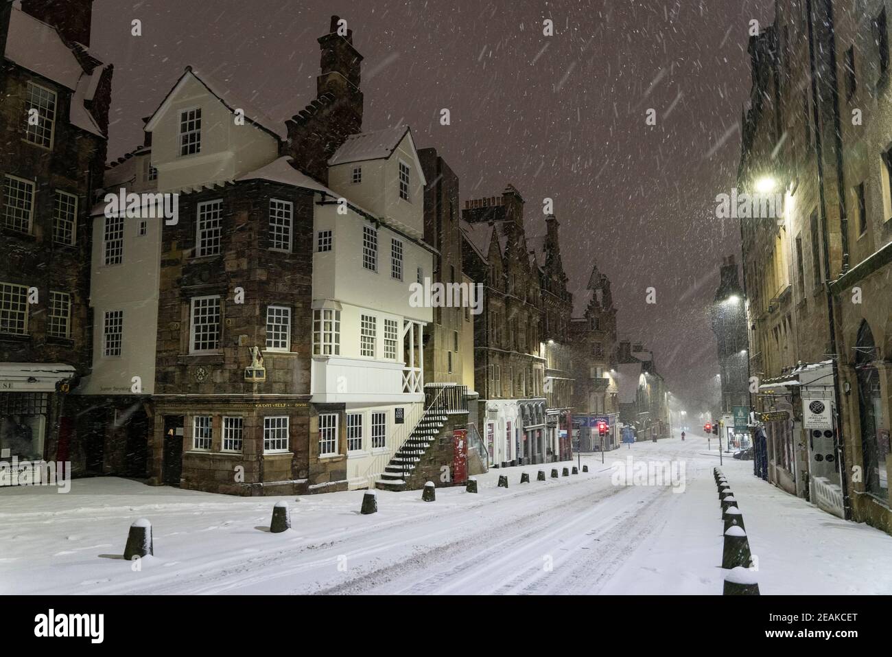 Edinburgh, Schottland, Großbritannien. Februar 2021, 10. Große Frost in Großbritannien mit schweren Nacht-und Morgenschnee in der Stadt weiter. Bild: Die Royal Mile im John Knox House. Iain Masterton/Alamy Live Nachrichten Stockfoto