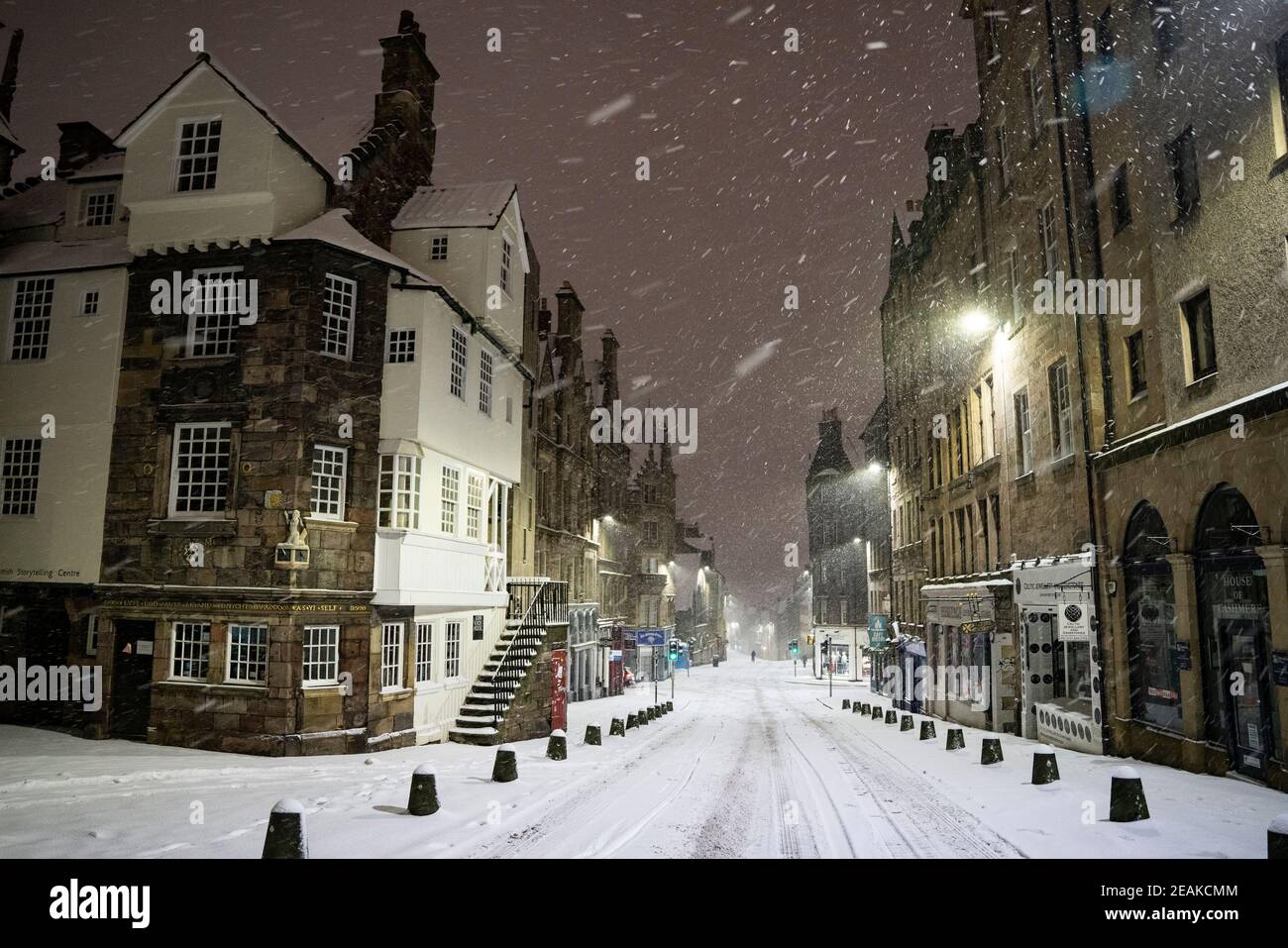 Edinburgh, Schottland, Großbritannien. Februar 2021, 10. Große Frost in Großbritannien mit schweren Nacht-und Morgenschnee in der Stadt weiter. Bild: Die Royal Mile im John Knox House. Iain Masterton/Alamy Live Nachrichten Stockfoto