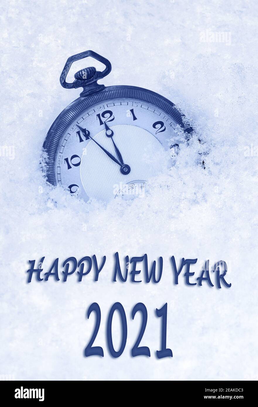 Frohes neues Jahr 2021, 2021 Neujahrsgrußkarte in englischer Sprache, Taschenuhr im Schnee, Countdown bis Mitternacht Stockfoto