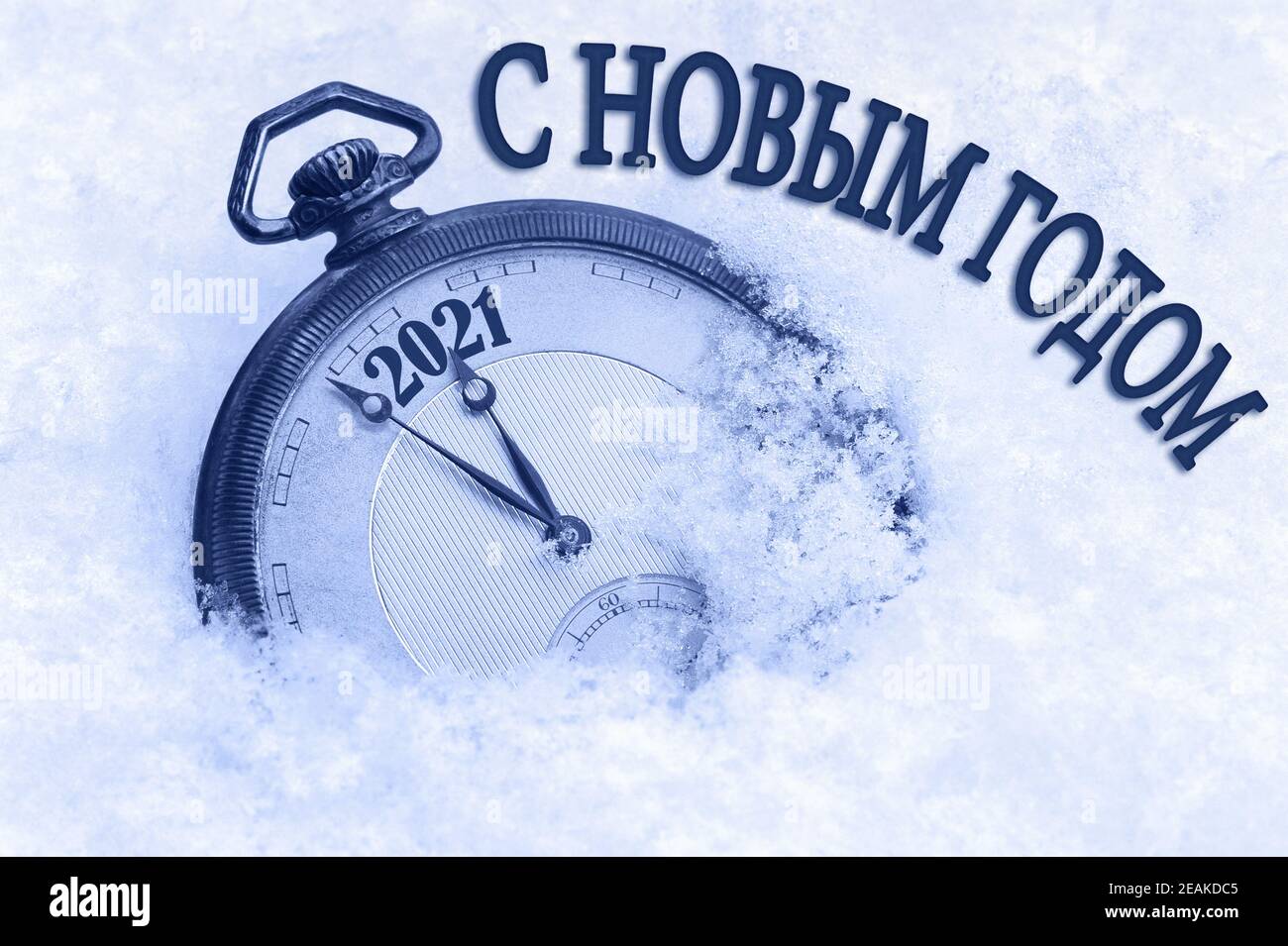 2021 Neujahrskarte, Frohe Neujahrsgrüße in russischer Sprache, Taschenuhr im Schnee, Countdown bis Mitternacht Stockfoto