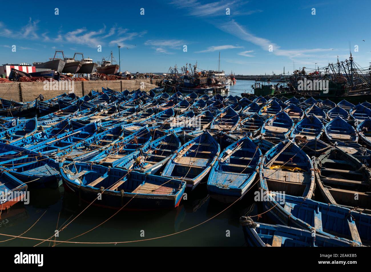 Essaouira, Marokko - 15. April 2016: Blick auf den Hafen in der Stadt Essaouira, mit den traditionellen blauen Fischerbooten, in der Atlantikküste o Stockfoto