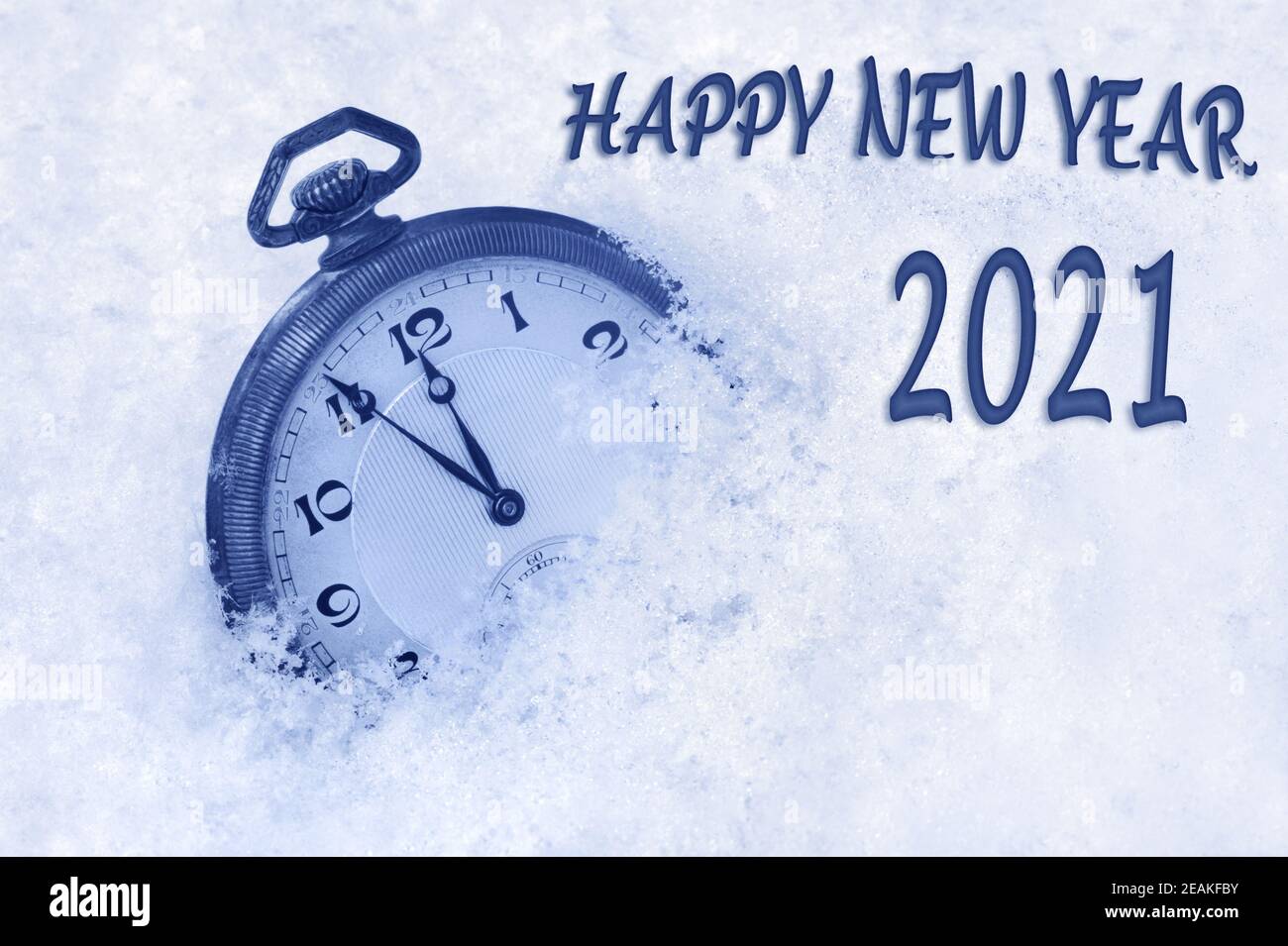 Frohes neues Jahr Karte, Neujahrsgrüße 2021 in englischer Sprache, Taschenuhr im Schnee, frohes neues Jahr 2021 Text, Countdown bis Mitternacht Stockfoto