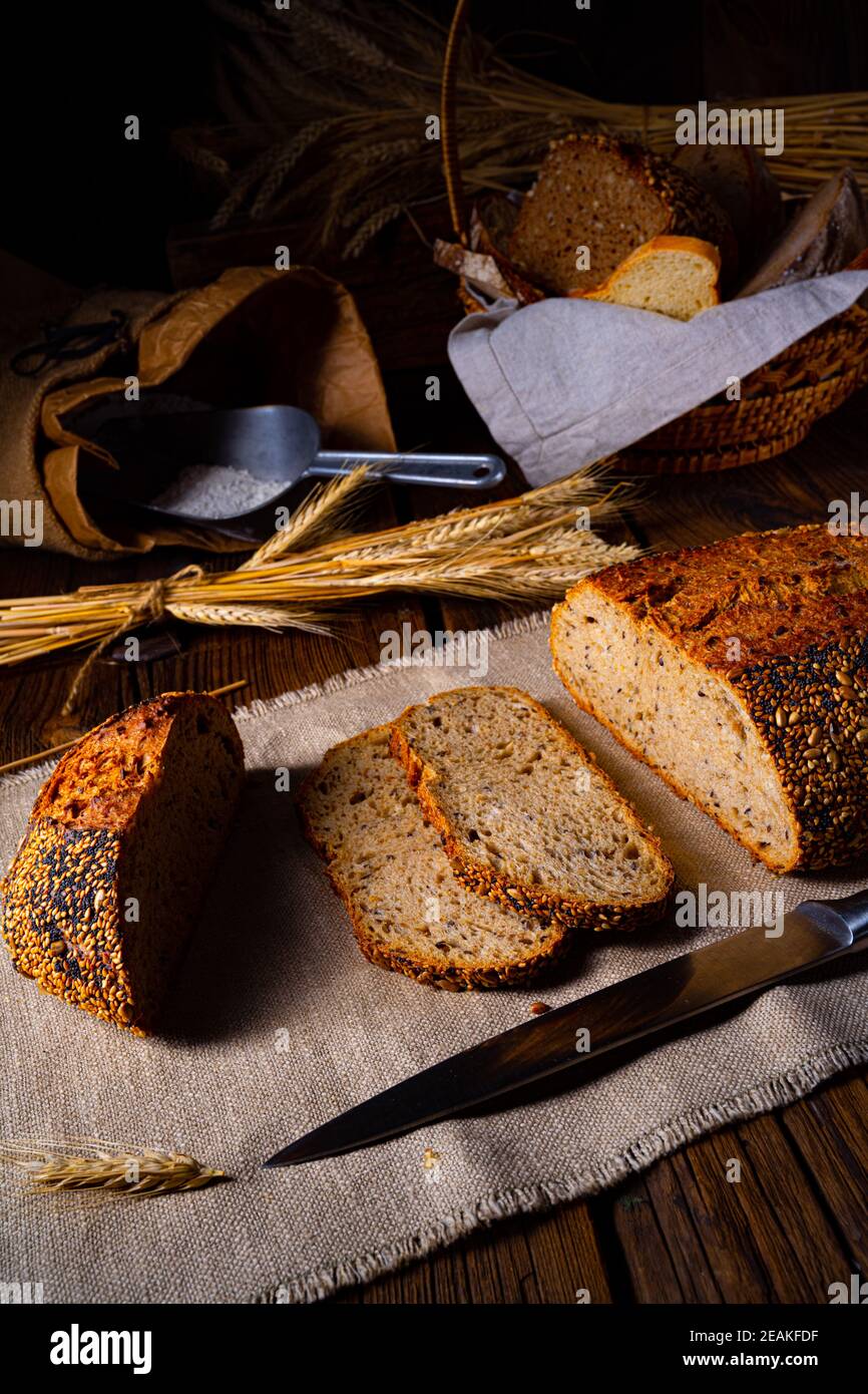 Leinsamenbrot mit Mohnsamen und Sesammischung Stockfoto