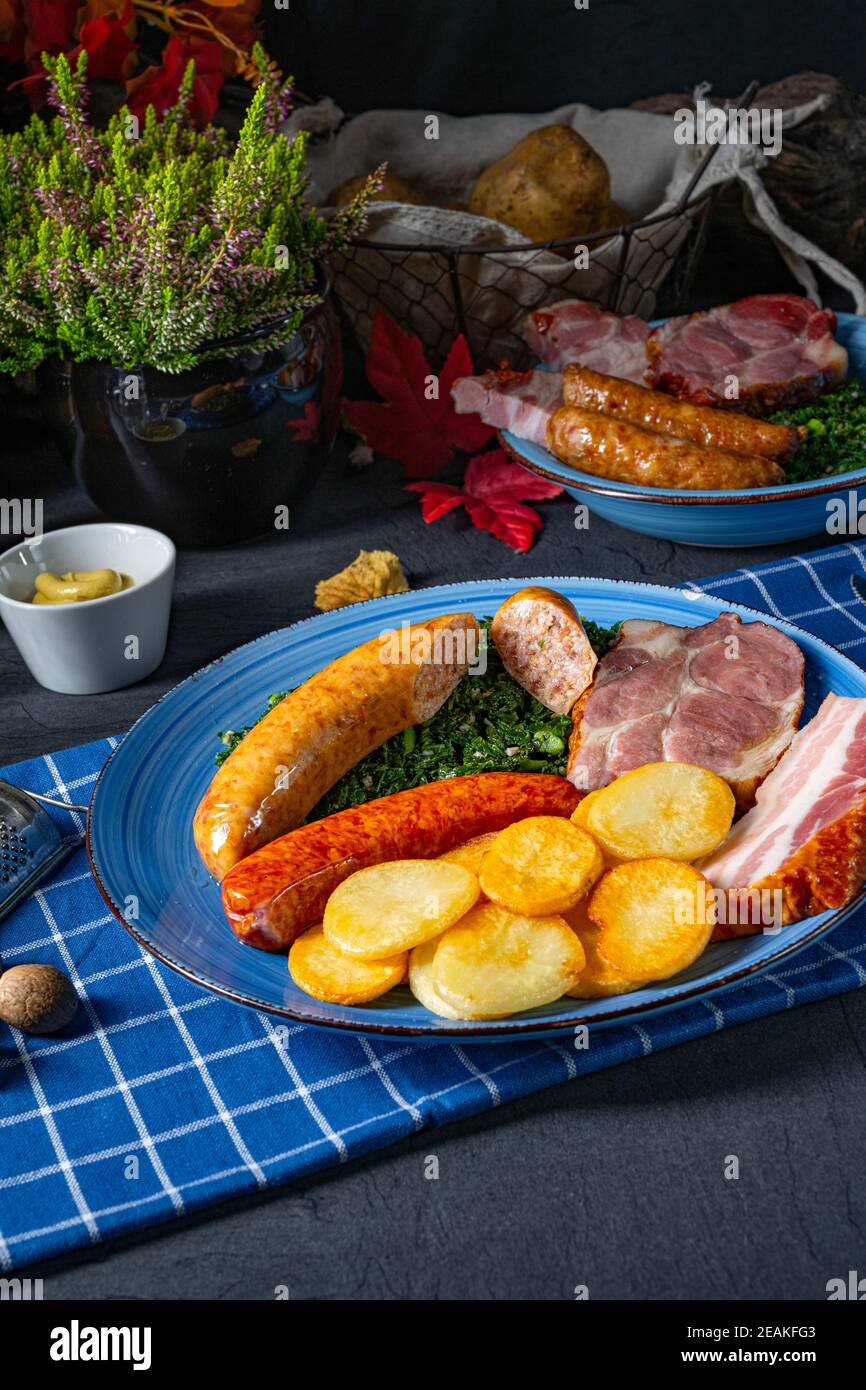 Köstlicher oldenburger Grünkohl mit Pinkelwurst Stockfoto