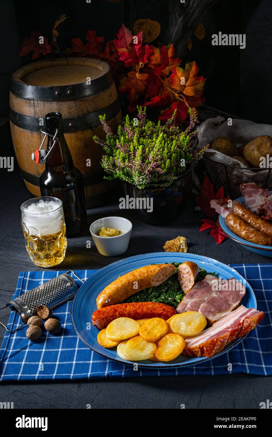 Köstlicher oldenburger Grünkohl mit Pinkelwurst Stockfoto