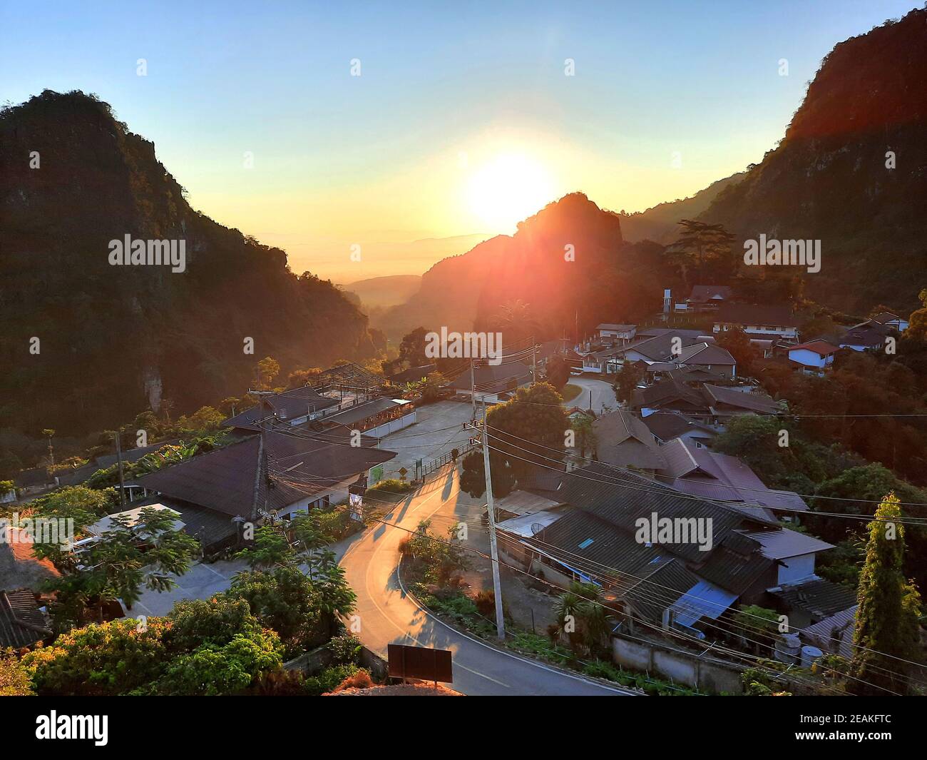 Sonnenaufgang auf den Bergen im Pha Mee Village, Chiang rai, Thailand. Stockfoto