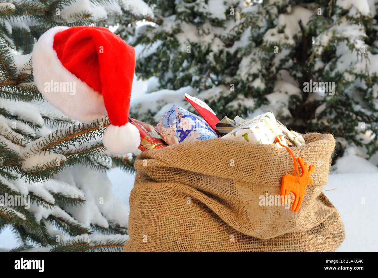 Weihnachtsgeschenke auf einem Schlitten im Schnee Stockfoto