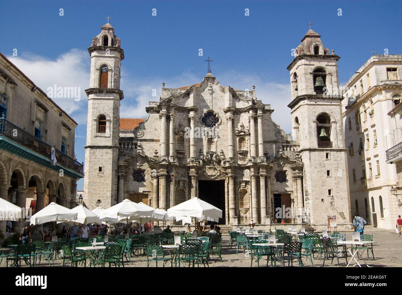 Blick über die Plaza in Richtung Kathedrale von Havanna mit Café-Tischen im Vordergrund. Kuba Stockfoto