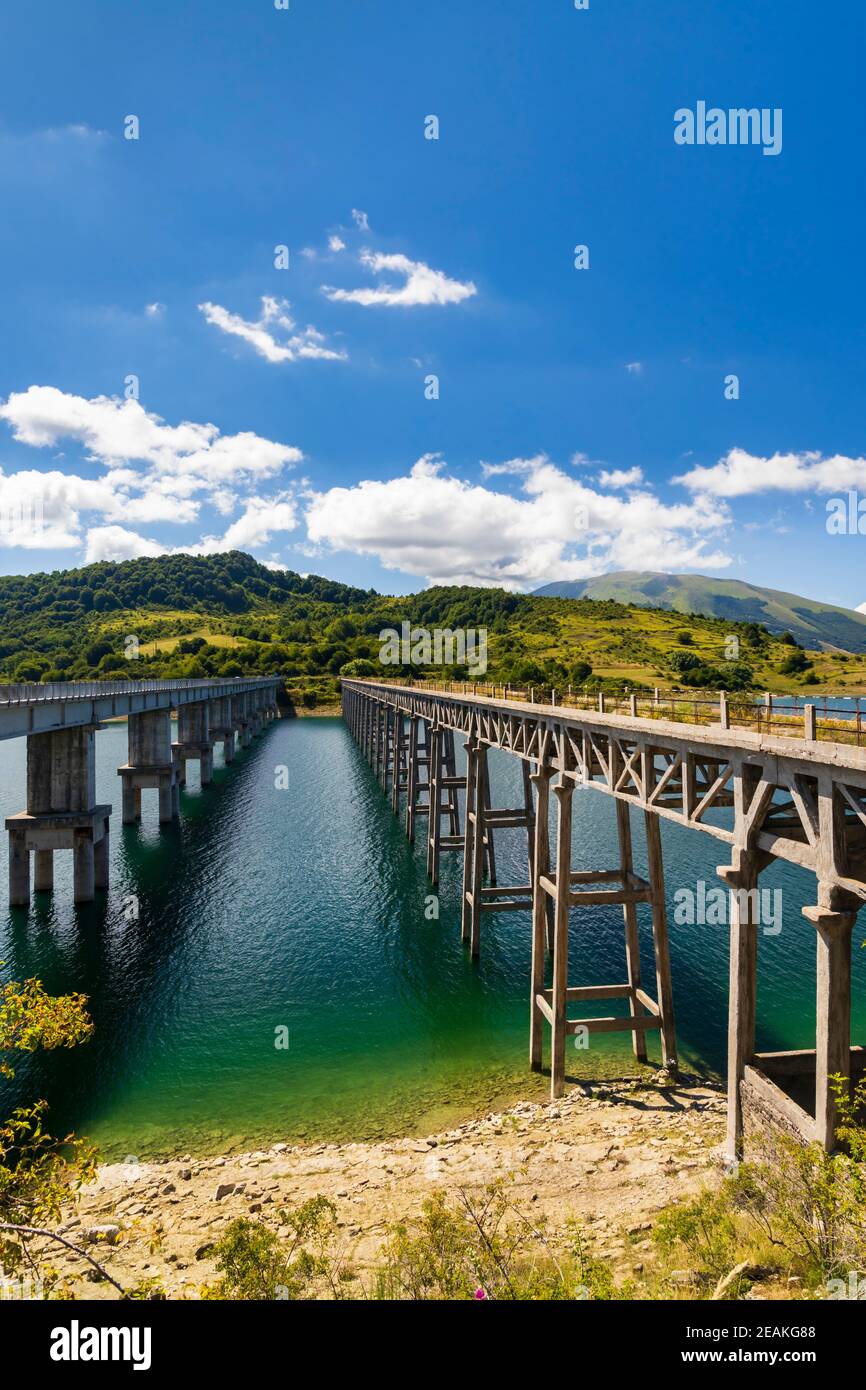 Brücke Ponte delle Stecche, Lago di Campotosto im Nationalpark Gran Sasso e Monti della Laga, Region Abruzzen, Italien Stockfoto