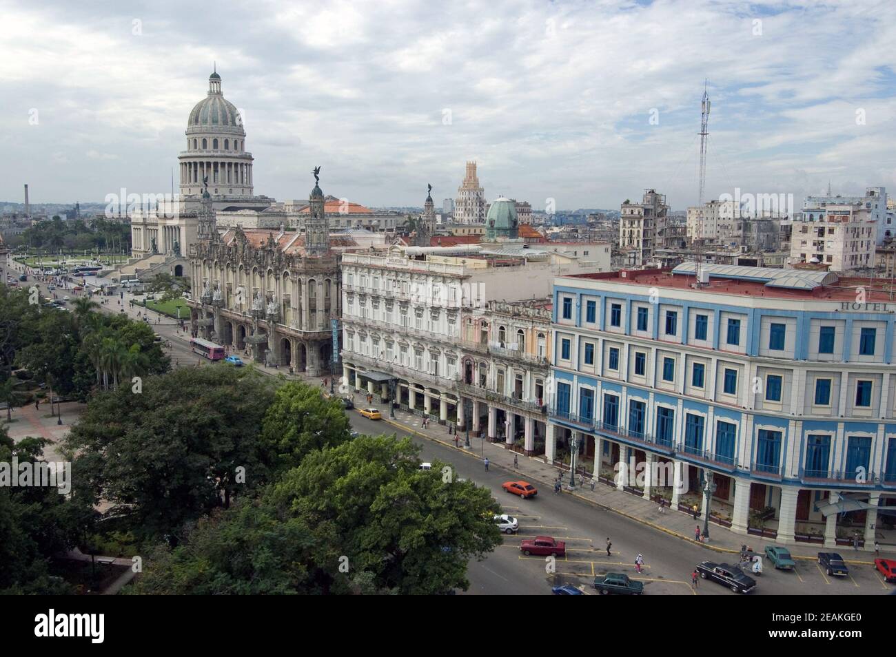 Blick auf die Nordseite des Parque Central von Havanna, Kuba. Die Kuppel des legislativen Gebäudes - das Capitolio ist auf der linken Seite, mit dem Gran Teatr Stockfoto