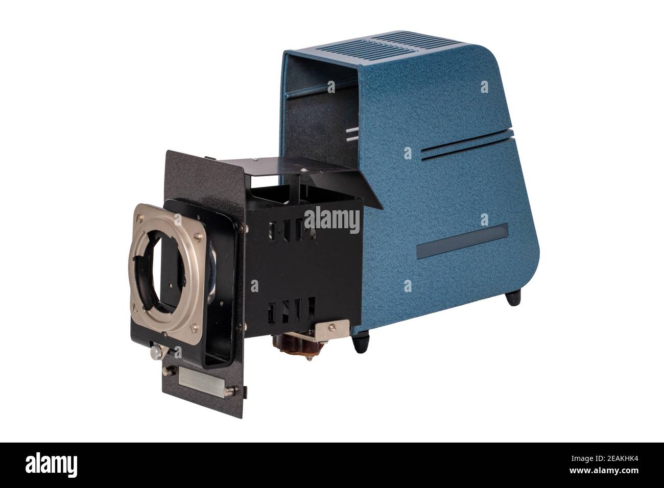 Vintage-Projektor. Nahaufnahme eines alten blaugrauen Projektors zur Betrachtung von Dias und Filmstreifen isoliert auf weißem Hintergrund. Der Projektor ist für Wartung und Reinigung geöffnet.Makro. Stockfoto