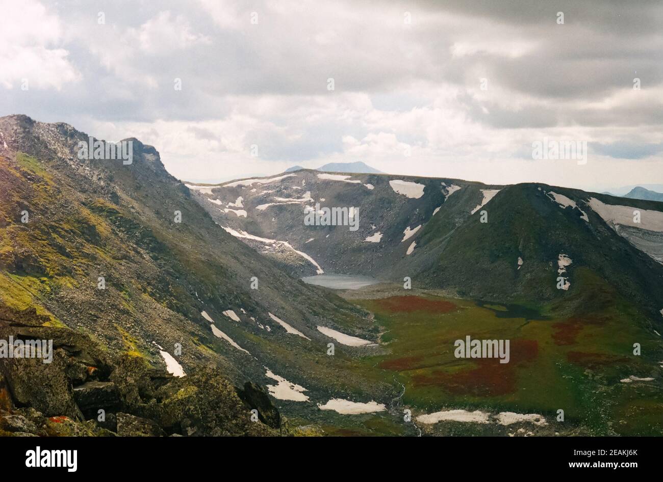 Die Natur ist altai im Frühling. Geschmolzener Schnee in den Bergen. Stockfoto