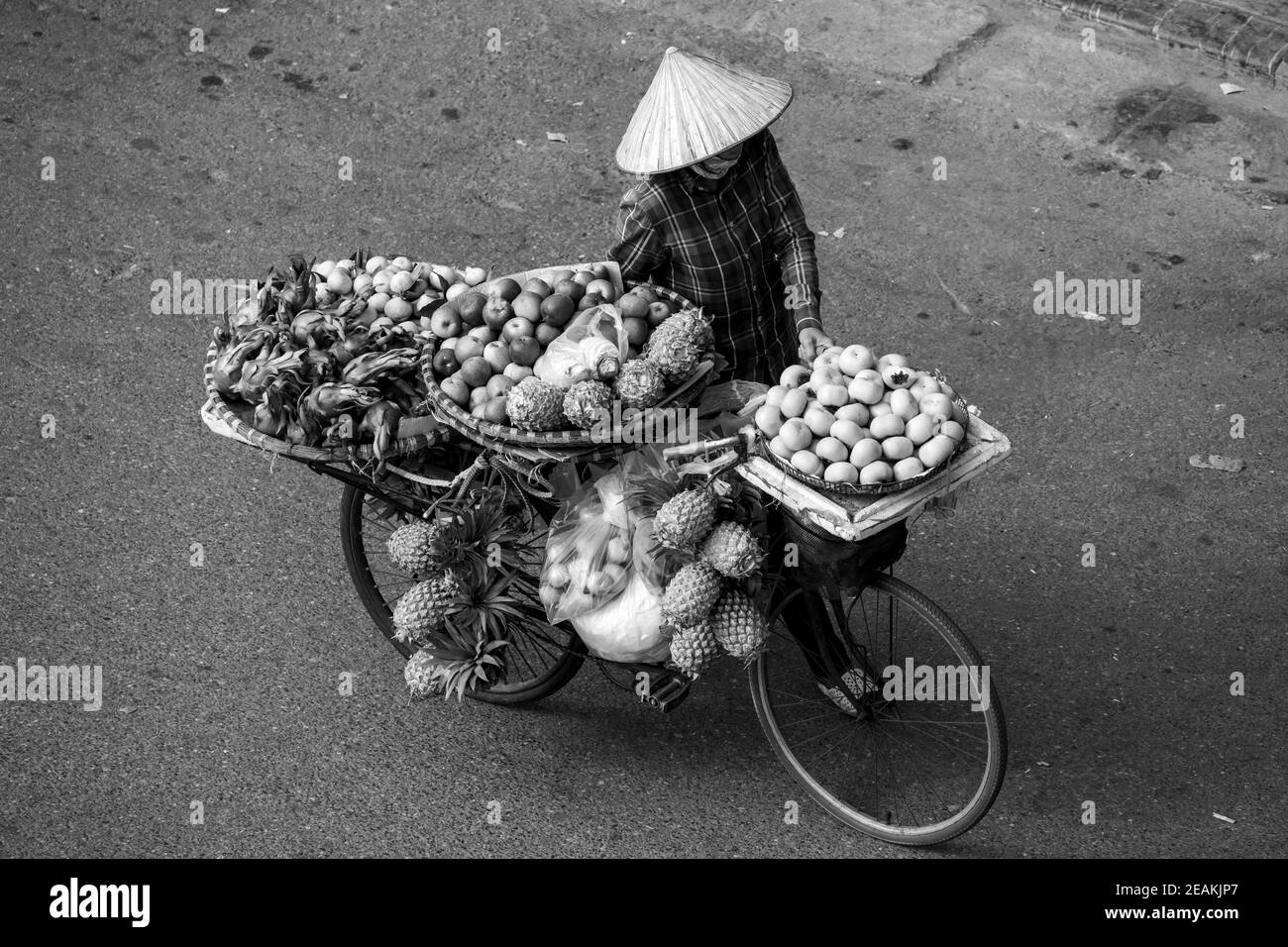 Transport von Früchten auf dem Fahrrad in den Straßen von Hanoi in Vietnam Stockfoto