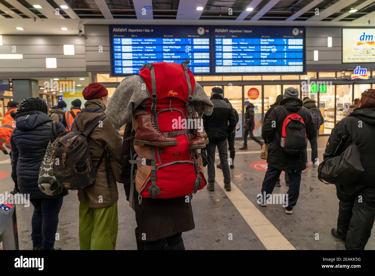 Essener Hauptbahnhof informieren Reisende über abgesagte Zugverbindungen, teilweise Vollsperrung des Bahnverkehrs, bedingt durch einen Wintereinbruch mit einer l Stockfoto