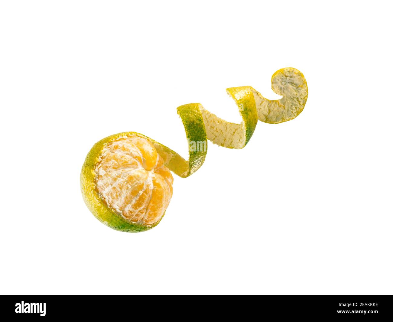 Frische reife grüne Mandarine mit Spiralschale Stockfoto