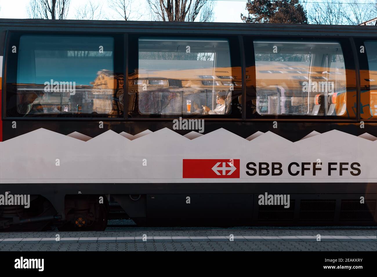 Lindau/Deutschland - Jan 2020: Frau fährt in einer erstklassigen Kutsche der Schweizerischen Bundesbahnen (SBB-CFF-FFS). Sitzen am Fenster Stockfoto