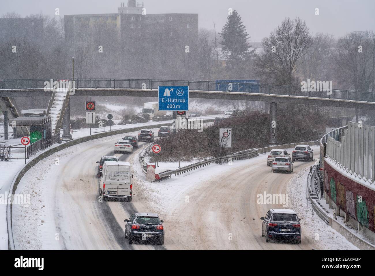 A40 Autobahn, Wintereinbruch, viel Neuschnee und Tagestemperaturen unter minus 5 Grad, Straße nicht geräumt, wenig Verkehr, schlechte Straßenlage Stockfoto