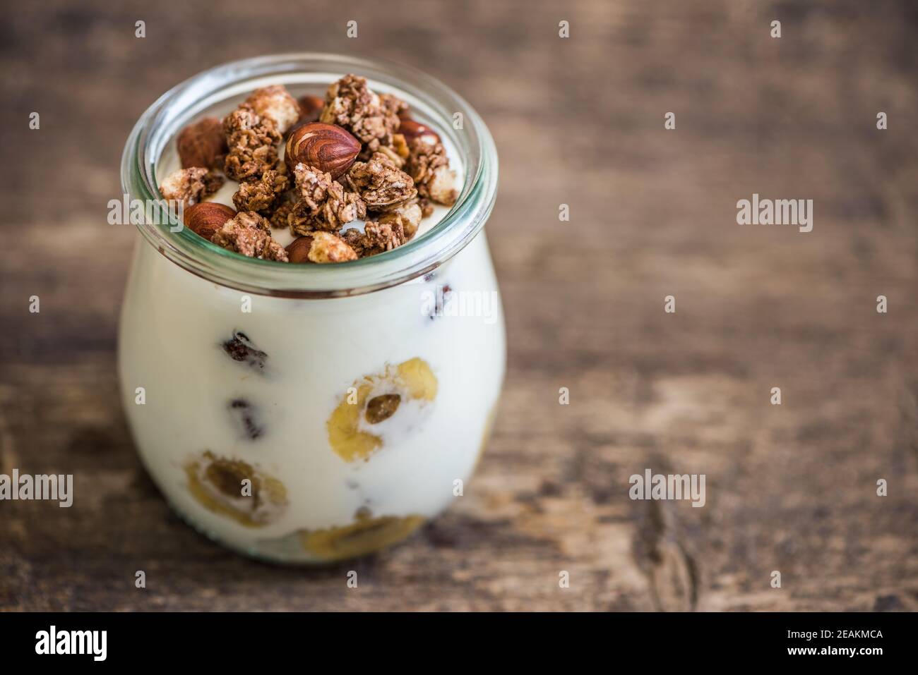 Joghurt mit Müsli, Banane und Nüssen Stockfoto