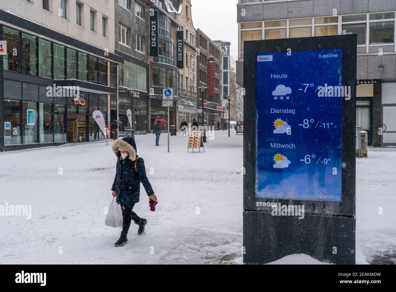 Digitale Plakatwand, Wettervorhersage, Essener Innenstadt, Wintereinbruch, viel Neuschnee und Tagestemperaturen unter minus 5 Grad, leeres Pede Stockfoto