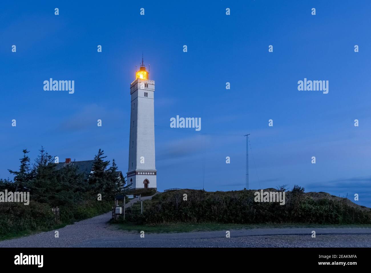 Nachtaufnahme des Leuchtturms von Blavand in Dänemark zur blauen Stunde Stockfoto