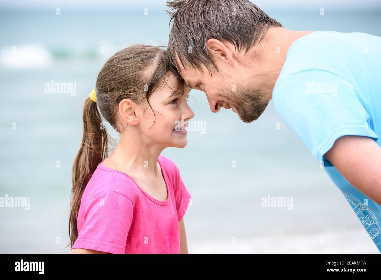 Fröhlicher Vater und Tochter sind fröhliche Köpfe Stockfoto
