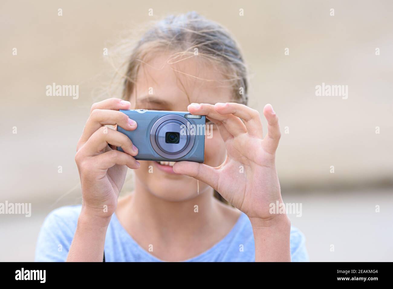 Mädchen macht Bilder mit einer Digitalkamera Stockfoto