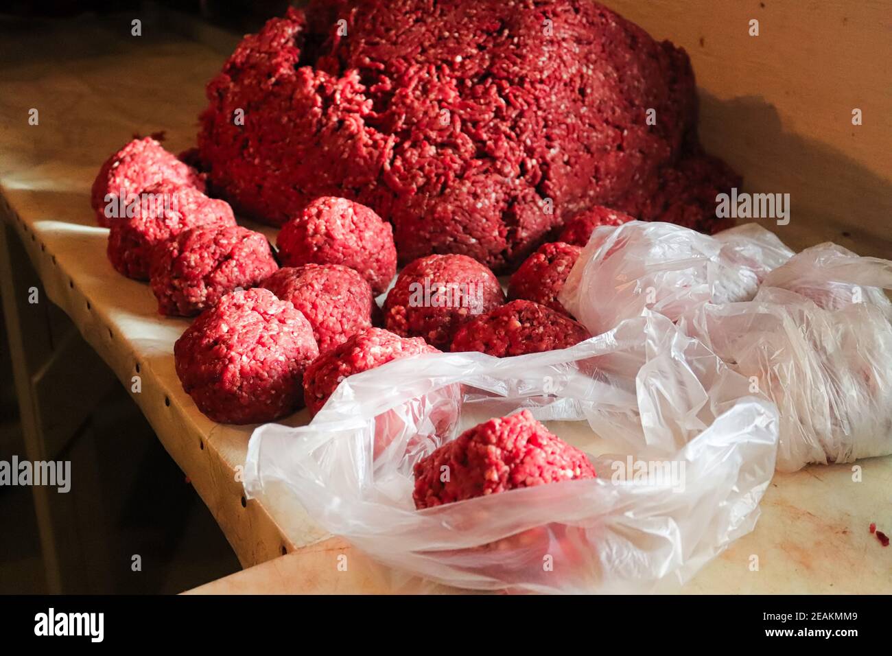 Stapel von gerundeten Hackfleisch bereit für die Verpackung Stockfoto