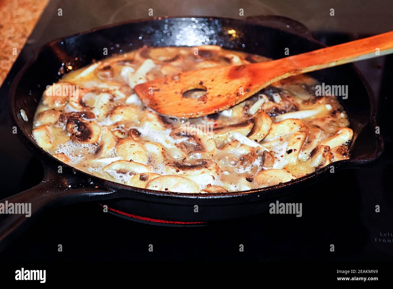 Eine Pfanne mit Pilzsahnesauce Kochen Stockfoto