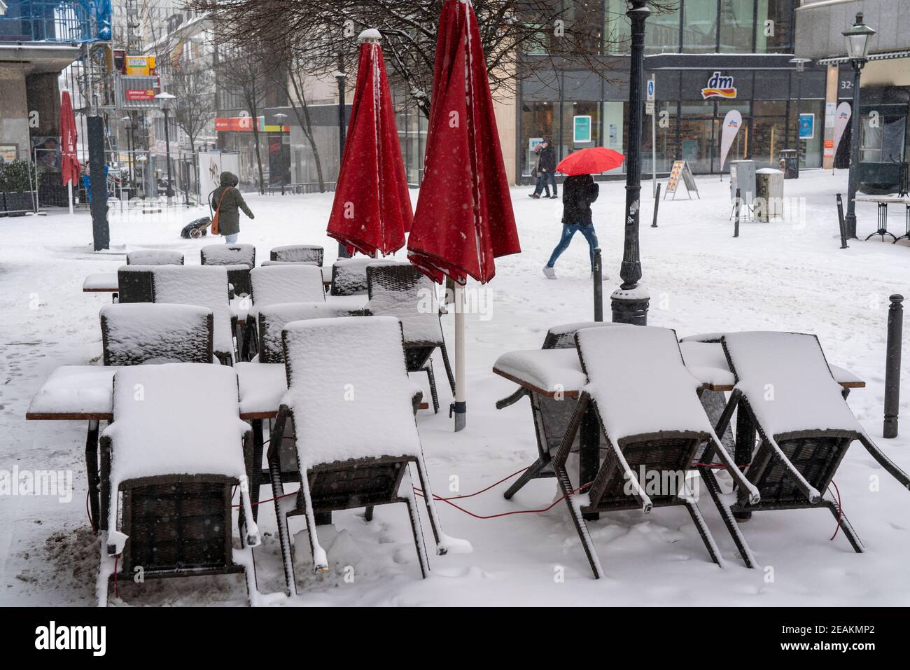 Café, geschlossen verschneit, Essener Innenstadt, Wintereinbruch, viel Neuschnee und Tagestemperaturen unter minus 5 Grad, während der Corona Lockdown in Stockfoto