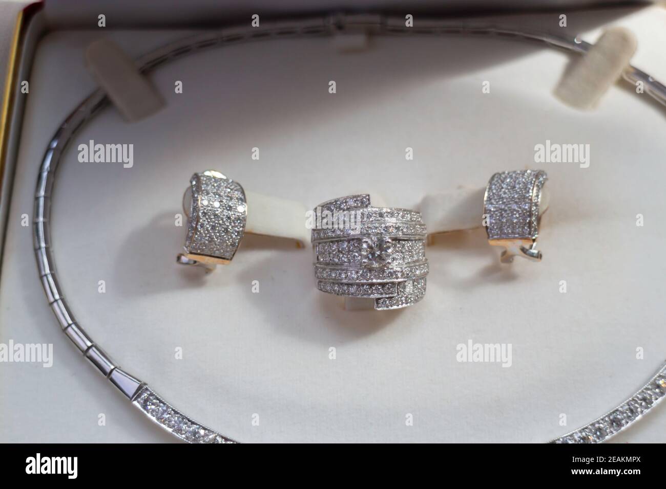 Feines Luxus Diamantschmuck-Set Stockfoto