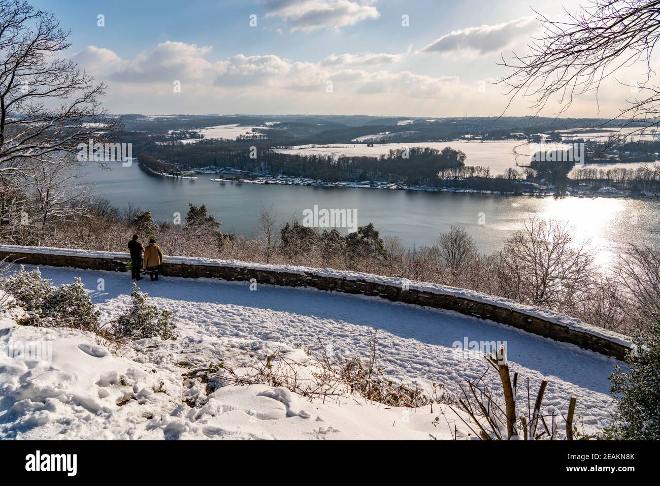 Winter, verschneite Landschaft, Aussichtspunkt Korte-Klippe, Blick auf das Ostufer des Baldeney-Sees, Essen, NRW, Deutschland Stockfoto