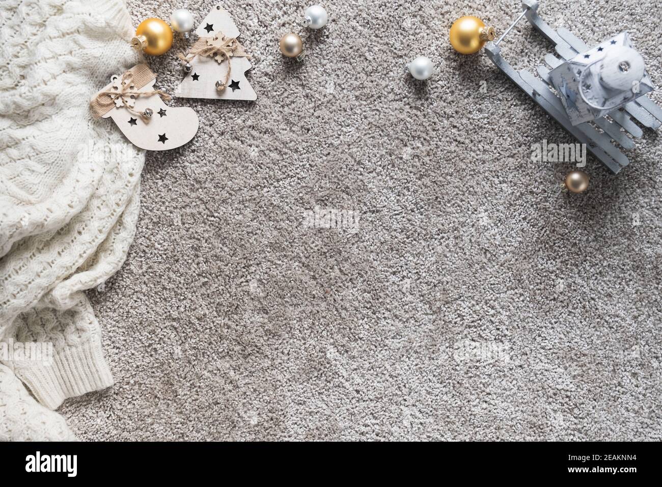 Gemütlicher Winterhintergrund mit weihnachtlicher Dekoration und warmem Pullover. Stockfoto