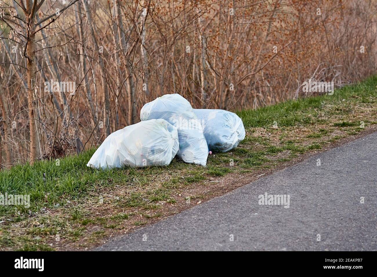 Müllsäcke am Straßenrand Stockfoto