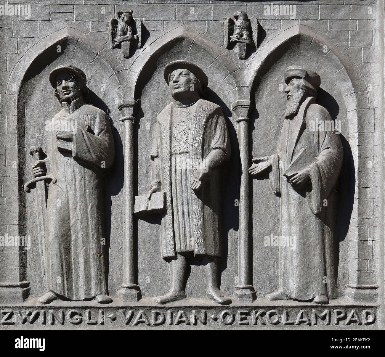 Väter der reformierten Kirchen der Schweiz: Zwingli, Vadian, Oecolampadius, Relief an der Tür der Grossmünster-Kirche in Zürich, Schweiz Stockfoto